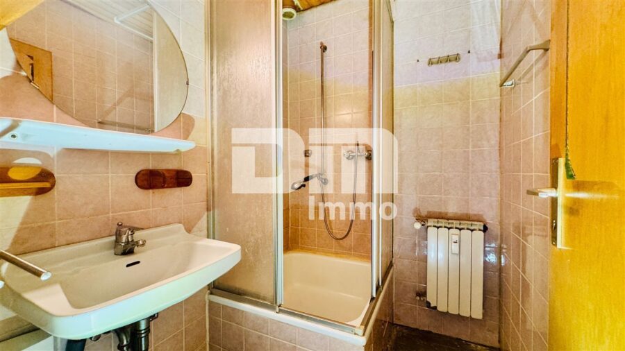 Solides Mehrfamilienhaus mit 4 Wohneinheiten auf großzügigem Grundstück + 2 Nebengebäude - WE4 DG rechts Badezimmer - Dusche / Leerstand